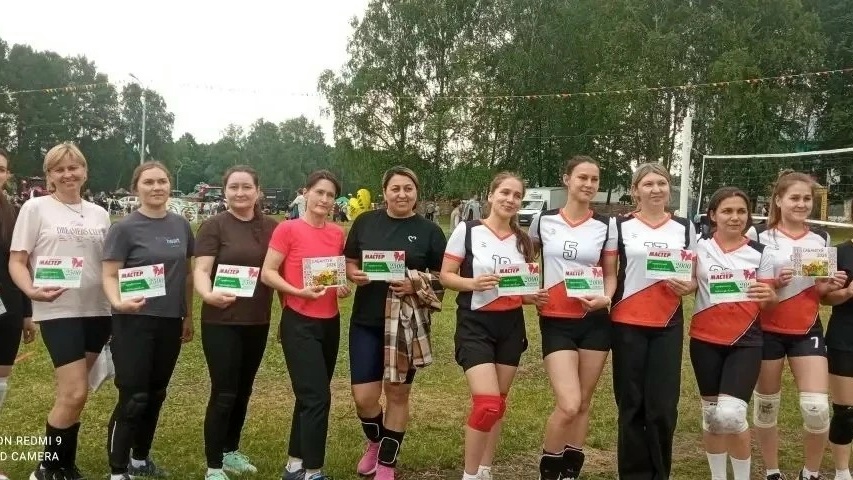В рамках народного праздника Сабантуй, который собрал сотни жителей и гостей района, прошли соревнования по волейболу